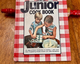Libro de cocina infantil de tapa dura, Better Homes Gardens Junior, de 1985, con cuadros rojos.