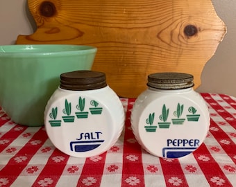 Green flower shaker set white painted glass shakers with green daisies by Anchor Hocking super 1970/'s set