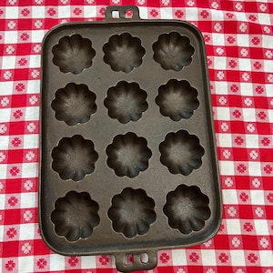 Antique Turk&#39;s Head Cast Iron Gem Pan 12 Cup, Restored Clean, Large Rustic Cornbread Muffin Bread Baking Pan, Gift for Baker or Collector