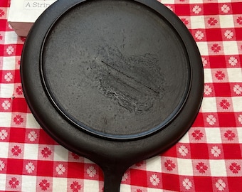 Antique Round Cast Iron Griddle w Gate Mark Heat Ring, 10 in. Raised No. 8