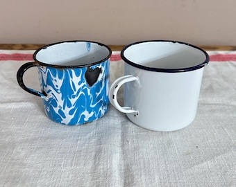Lote de 2 tazas vintage de esmalte y granito azul con remolinos, tazas rústicas descascarilladas, cocina de cabaña