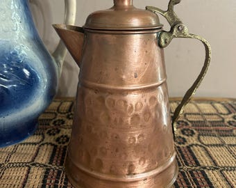 Cafetera vintage de cobre martillado con asa de latón, de 1 pulgada de alto, decoración rústica para el hogar en otoño.