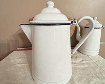 Cafetera de estilo vaquero vintage de esmalte blanco con ribete negro, esmalte rústico desgastado.