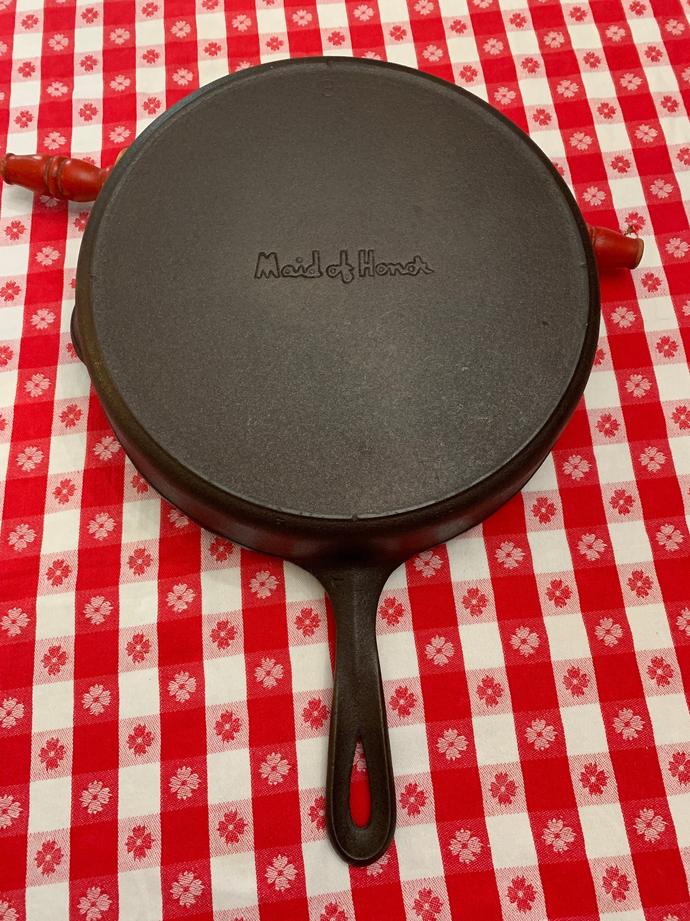 Lodge Seasoned Cast Iron Sugar Skull Skillet with Handle Holder