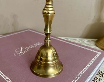 Campana de mano pequeña de latón vintage, decoración para el escritorio del profesor, regalo de regreso a clases, 5,75 pulgadas de alto.