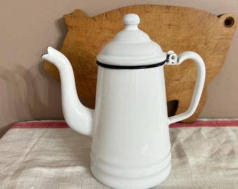 Cafetera vintage de esmalte blanco con tapa y boquilla de cuello de cisne, ideal para la decoración de cocinas rústicas y campestres.