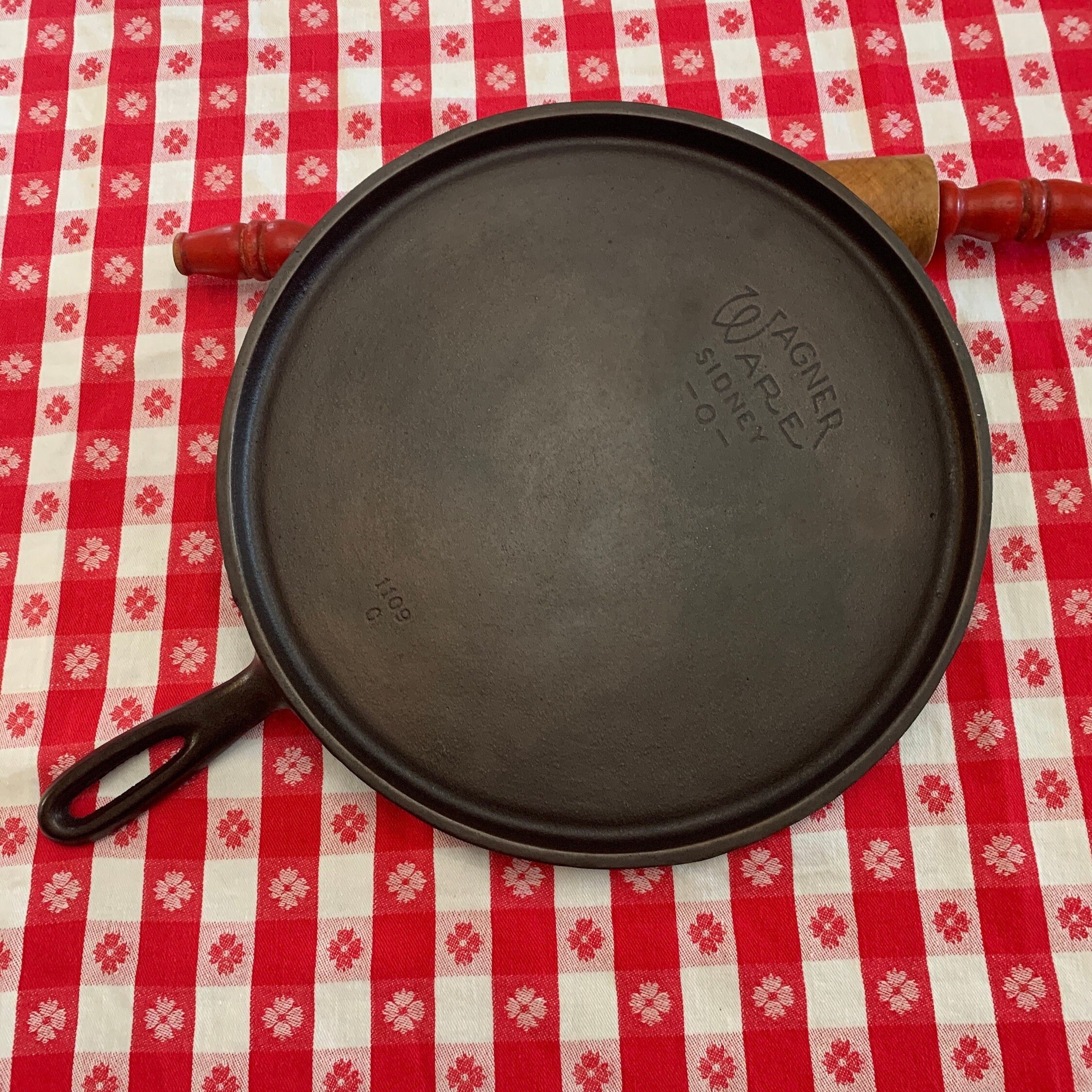Wagner Ware Sidney O Round Griddle, 10.5 Inch, Cast Iron Griddle