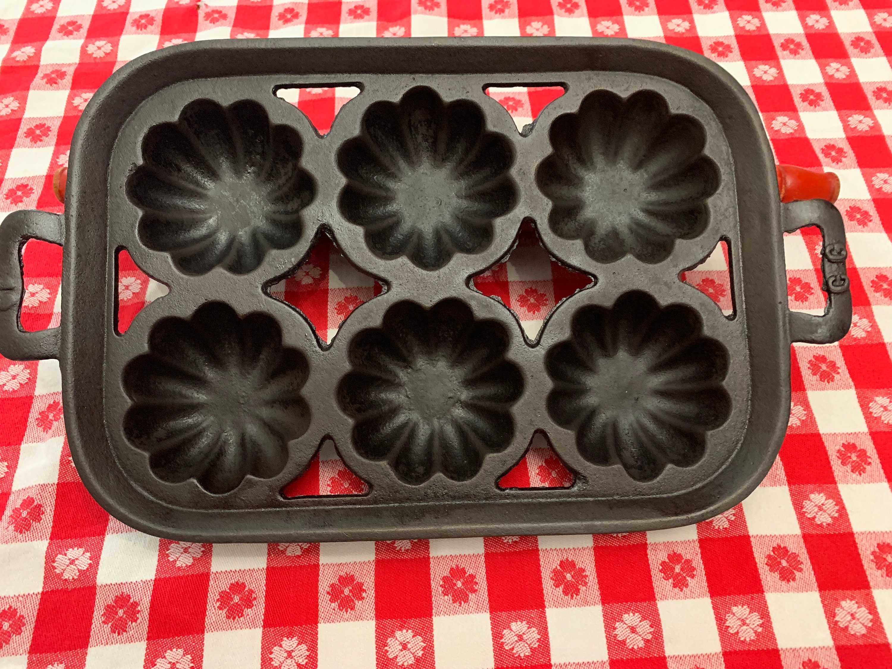 Antique Cast Iron Muffin Baking Pan W Gate Marks, Turk's Head Six Cup Gem  Cornbread Muffin Bread, Raised Initials CG, Late 1800s Early 1900s 
