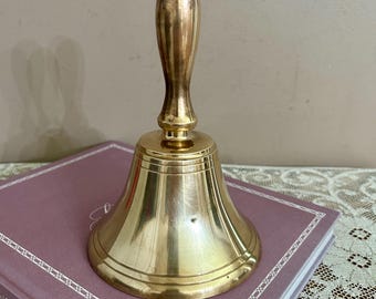 Campana de mano grande de latón vintage, decoración para el escritorio del profesor, regalo de regreso a clases, 8.5 pulgadas de alto.