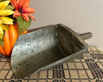 Cuchara para pienso de madera y metal galvanizado de estilo vintage, decoración rústica de cabaña otoñal.