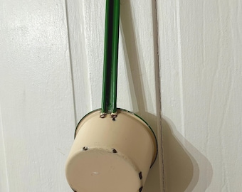 Cucharón de agua vintage verde crema, esmalte desconchado, decoración rústica de cocina de granja, 33 cm (13 pulgadas)