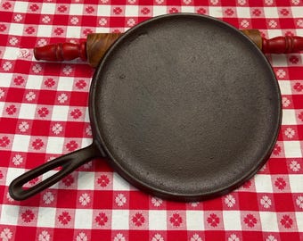 Vintage Round Cast Iron Hand Griddle, No. 8 Lodge Restored, 9.5 in Diameter, Pancakes Grilling