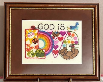 Bordado Crewel vintage DIOS ES AMOR, años 70, marco de madera bordado a mano, estilo Cottagecore