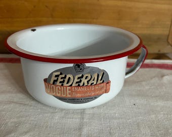 Orinal infantil vintage de esmalte blanco con etiqueta: Decoración rústica de esmalte de granja