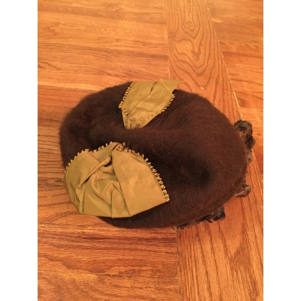 Vintage 1940S Chocolate Brown Hat With Green Ribbon Sabena