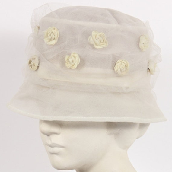 1960 cappello Vintage in tulle bianco con fiori - image 1