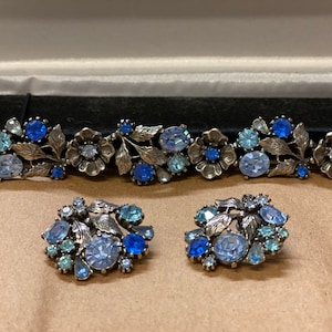 Beautiful 1950’s signed Lisner blue rhinestone bracelet & clip earrings set