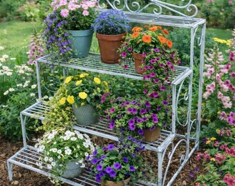 Scaffali metallici a più livelli per piante da giardino