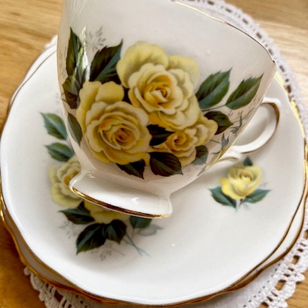 Trio de tasses à thé Royal Vale Yellow Roses - tasse à thé, soucoupe et assiette d'accompagnement Royal Vale vintage - porcelaine anglaise finement os par Royal Vale of England