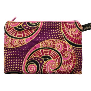 Porte-monnaie fait à la main en rouge foncé et tissu Burgundy Swirls à motifs noirs avec des détails dorés scintillants fin imprimé pailleté