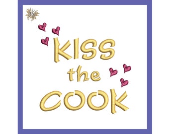 Może przedstawiać: Białe tło z haftowanym złotą nicią napisem "Kiss the Cook" i rozrzuconymi wokół niego różowymi sercami.