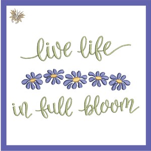 Może przedstawiać: Białe tło z niebieską ramką, zielonym motylem i tekstem "live life in full bloom" napisanym zielonym, ozdobnym pismem. Pod tekstem znajduje się rząd pięciu fioletowych kwiatów z żółtymi środkami.