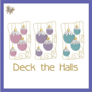 Peut inclure: Motif de Noël brodé avec trois panneaux de boules suspendues en rose, violet et turquoise. Chaque boule a un design blanc et or. Les mots "Deck the Halls" sont brodés en fil d'or sous les boules.