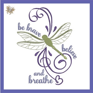 Puede incluir: Un diseño bordado que presenta una libélula con acentos morados y verdes. El diseño incluye las palabras "be brave", "believe" y "and breathe" en una fuente de letra cursiva morada.