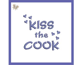 Może przedstawiać: Wzór haftowany na niebiesko z tekstem "Kiss the Cook" i małymi sercami wokół tekstu.