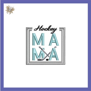 Könnte beinhalten: Ein hellblaues und graues Stickmuster mit dem Wort "Hockey" und dem Wort "MAMA" mit Hockeyschlägern und einem Puck in der Mitte.
