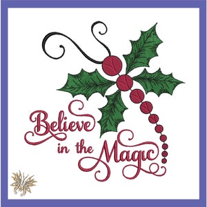 Może przedstawiać: Haftowany wzór przedstawiający gałązkę ostrokrzewu z czerwonymi jagodami i tekstem "Believe in the Magic".