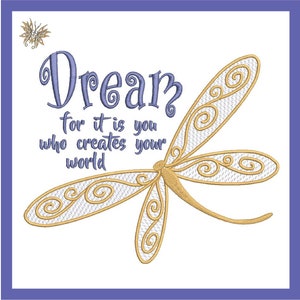 Puede incluir: Un diseño bordado en morado y dorado con una libélula y el texto "Dream for it is you who creates your world".