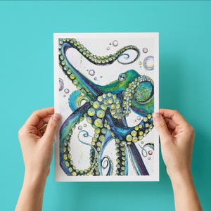 Puede incluir: Ilustración vibrante de un pulpo en tonos azules, verdes y amarillos. La obra presenta tentáculos detallados y un cuerpo texturizado, con burbujas flotando alrededor de la criatura. El pulpo está centrado sobre un fondo blanco.