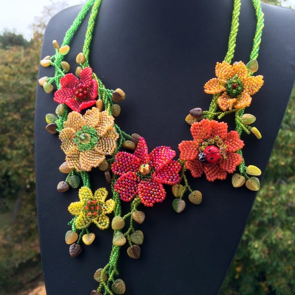 Pattern and tutorial for beaded floral necklace - Artisan jewellery instructions