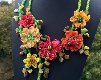 Pattern and tutorial for beaded floral necklace - Artisan jewellery instructions