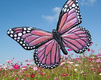 Broche, colgante o pasador para el cabello de mariposa monarca en cuero repujado.