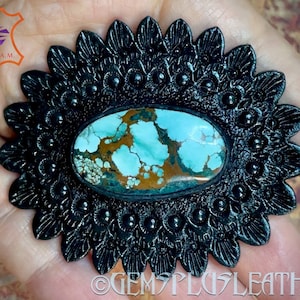 Hand punzierte Leder Concho mit Türkis Cabochon - Natürliches Edelstein Accessoire - Taschen Schmuckstein - Taschenmacher Zubehör