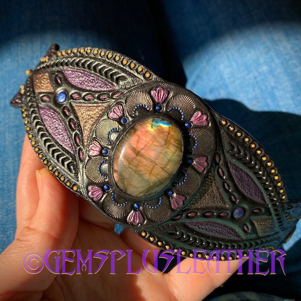 Purple / pink labradorite cuff bracelet - Tooled leather cuff bracelet with labradorite  - Fantasy jewelry by Gemsplusleather - Gift for her