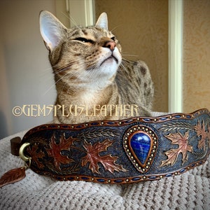 Handgefertigtes und handbemaltes Lederhalsband mit Ahornblättern und Lapislazuli - Stilvolles Handwerkerzubehör von Gemsplusleather