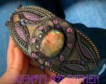 Purple / pink labradorite cuff bracelet - Tooled leather cuff bracelet with labradorite  - Fantasy jewelry by Gemsplusleather - Gift for her