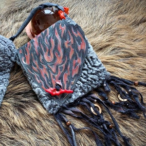 Borsa Boho in pelliccia di agnello riciclata con patta in pelle lavorata a mano e coralli naturali