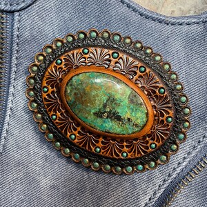 Hand punzierte Leder Concho mit Chrysokoll Cabochon - Natürliches Edelstein Accessoire - Taschen Schmuckstein - Taschenmacher Zubehör - Taschenschmuck