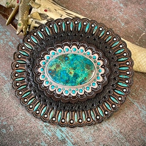 Hand punzierte Leder Concho mit Chrysokoll Cabochon - Natürliches Edelstein Accessoire - Taschen Schmuckstein - Taschenmacher Zubehör - Taschenschmuck