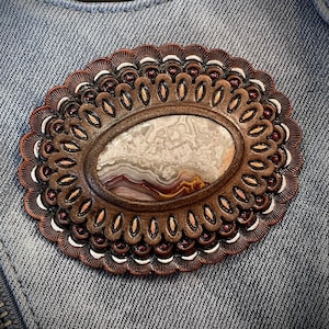 Hand punzierte Leder Concho mit Crazy Lace Achat - Natürliches Edelstein Accessoire - Edelstein für eine Tasche - Taschenmacher - Zubehör