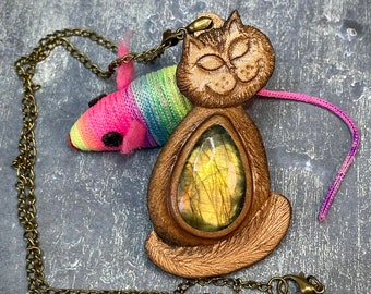 Tooled leather cat pendant with golden labradorite - Hand tooled leather pendant with labradorite cabochon and bronze or copper color chain