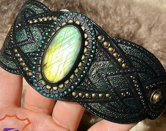 Hand tooled leather cuff bracelet with green-yellow labradorite - Cosplay jewelry - Fantasy jewelry by Gemsplusleather - Gift for her