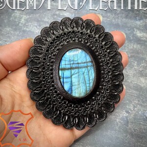 Hand punzierte Leder Concho mit Blau Labradorit - Natürliches Edelstein Accessoire - Edelstein für eine Tasche - Taschenmacher - Zubehör - Taschenmacher