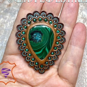 Punzierte Lederconcho - Handpunzierte und handbemalte Boho Ledertasche mit Malachit Cabochon