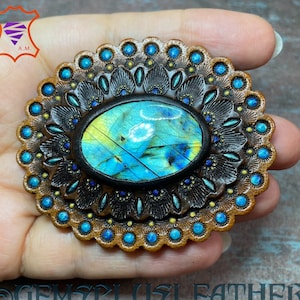 Hand punzierte Leder Concho mit Blau Labradorit - Natürliches Edelstein Accessoire - Edelstein für eine Tasche - Taschenmacher - Zubehör - Taschenmacher