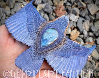 Bluebird Armband - Handarbeit und handbemaltes Leder Bluebird Manschettenarmband mit blauem Labradorit Cabochon